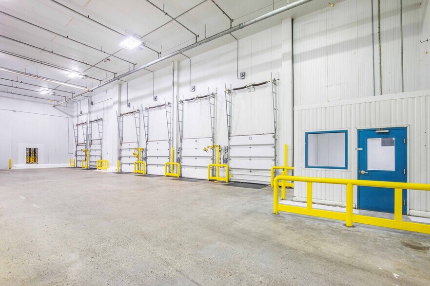 More Photos Of 6100-6284 McIntosh Rd, Sarasota Refrigeration Cold Storage For Lease