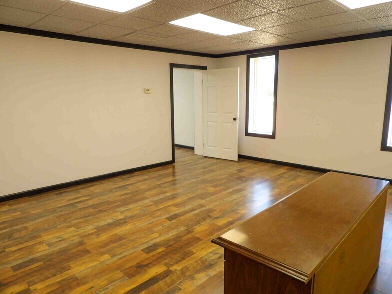 More Photos Of 400 E Jack Choate Ave, Hennessey Office For Sale