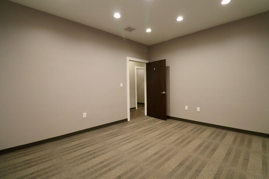More Photos Of 800 Bonaventure Way, Sugar Land Office For Sale