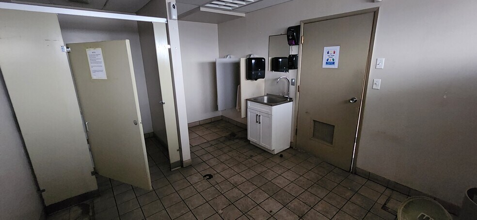 More Photos Of 1810 Kosmina Rd, Vernon Manufacturing For Sale