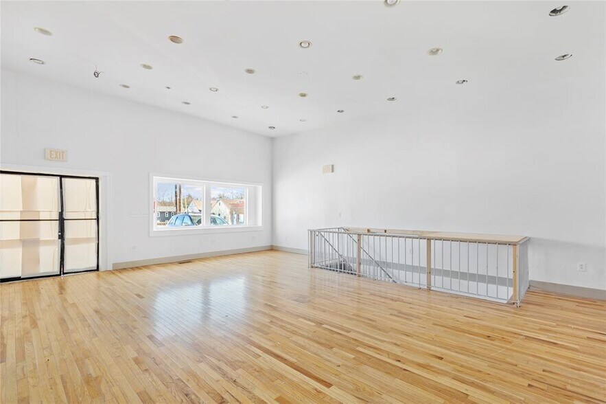 More Photos Of 123 Lake Dr, Lake Peekskill Storefront For Sale