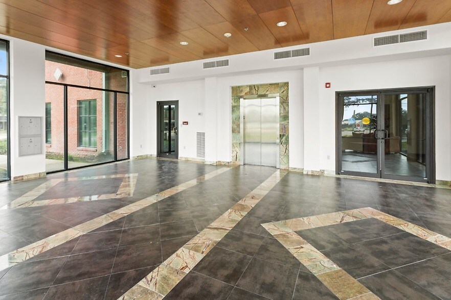 More Photos Of 814 W McNeese St, Lake Charles Office For Lease