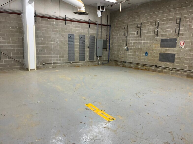 More Photos Of 822 W Wilson Ave, Chicago Warehouse For Lease