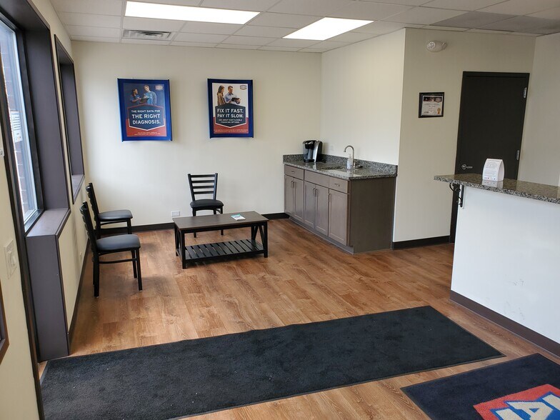More Photos Of 1406 N Milwaukee Ave, Libertyville Auto Repair For Sale
