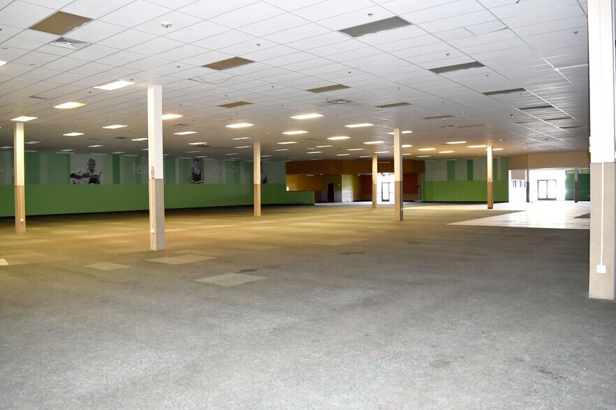 More Photos Of 3249 50th St, Lubbock Supermarket For Lease