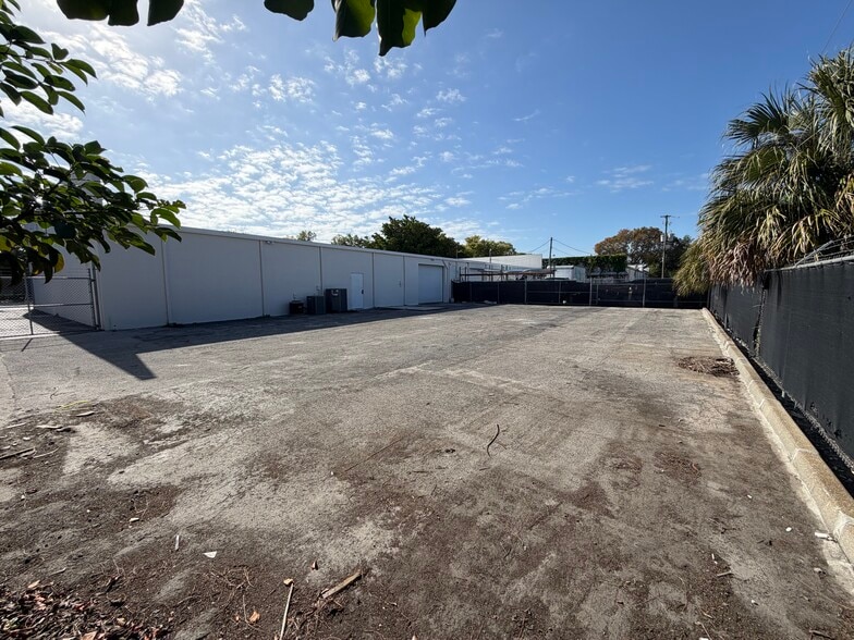 More Photos Of 4392 Corporate Sq, Naples Flex For Lease