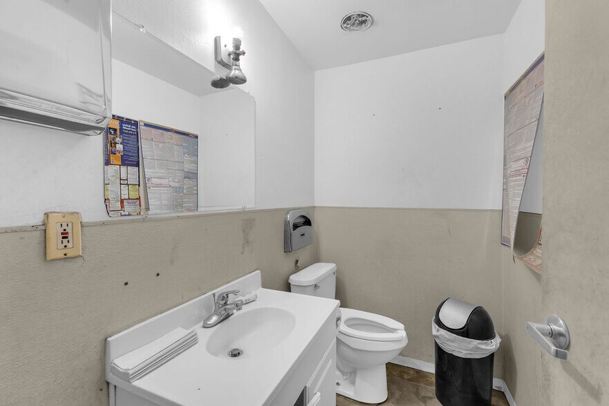 More Photos Of 81500 Industrial Pl, Indio Warehouse For Sale