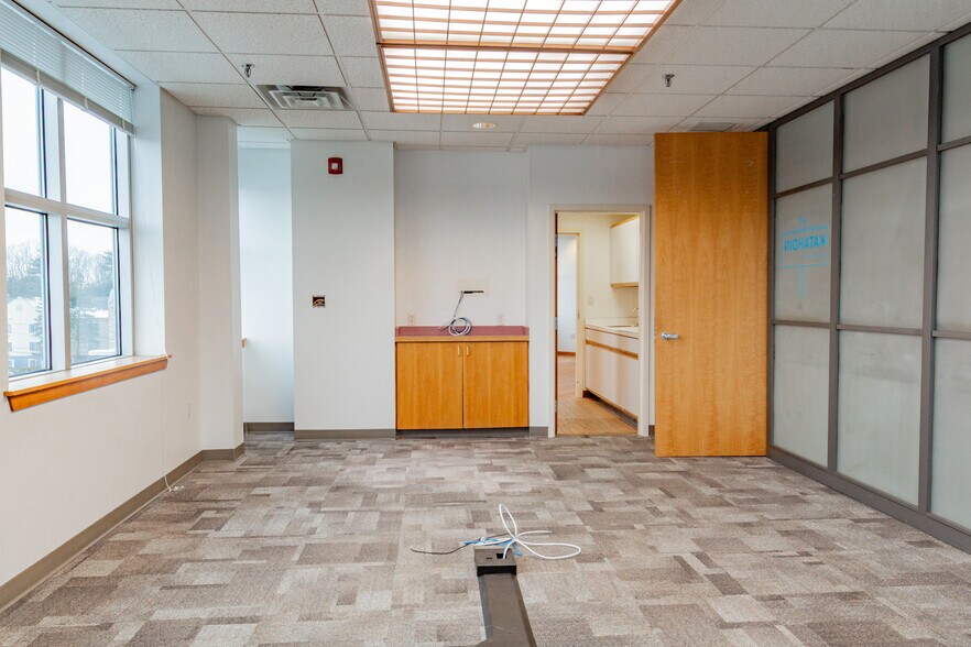 More Photos Of 482 Payne Rd, Scarborough Office For Sale