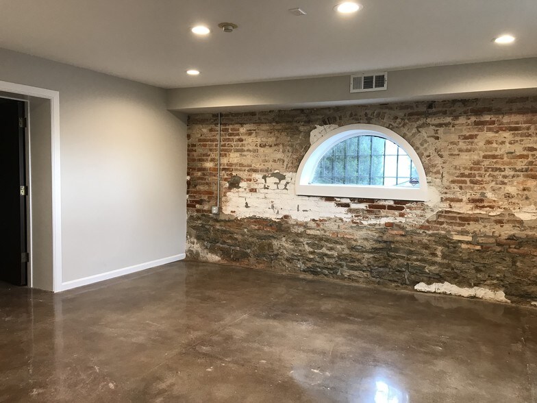More Photos Of 2021 Auburn Ave, Cincinnati Office For Sale