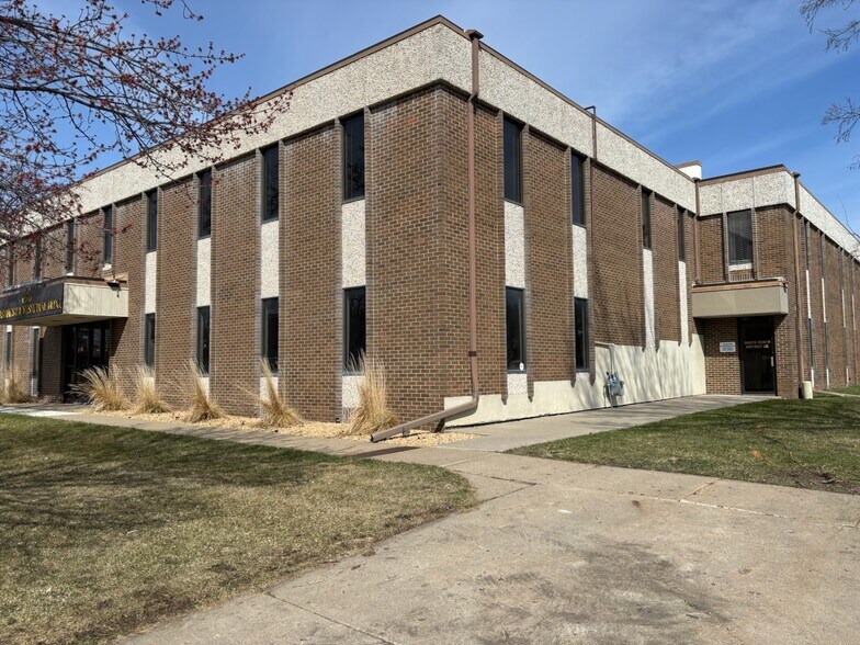 More Photos Of 1250 N Frontage Rd, Hastings Office For Lease