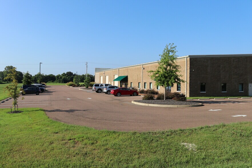 More Photos Of 8804 Caroma St, Olive Branch Flex For Lease
