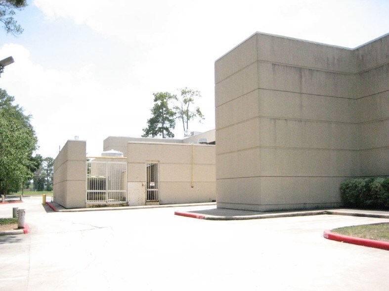 More Photos Of 17506 Red Oak Dr, Houston Hospital For Lease