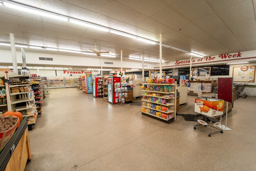 More Photos Of 1302 E Crestwood Dr, Victoria Storefront For Sale