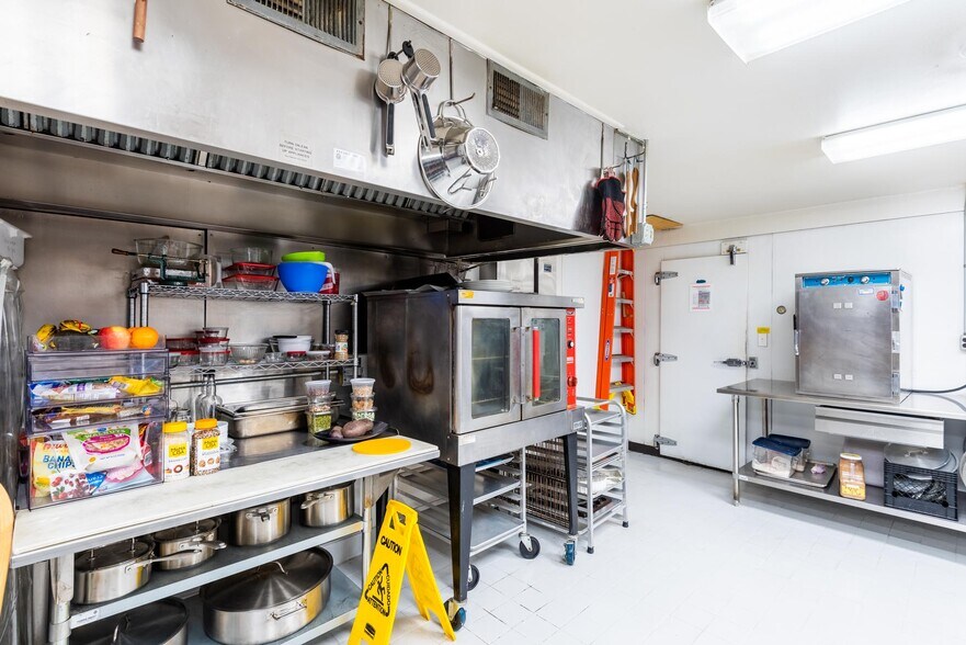 More Photos Of 117 Pine St, Pinedale Restaurant For Sale