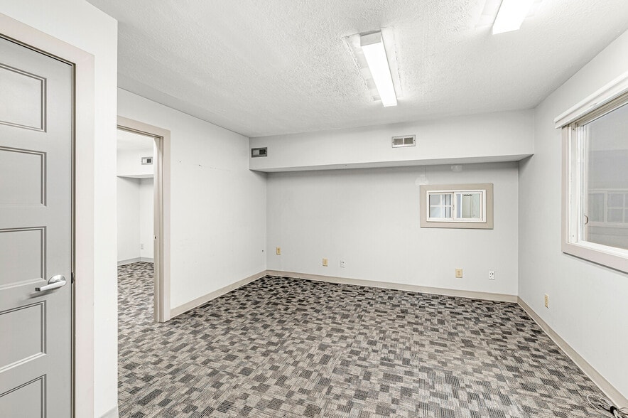 More Photos Of 2601 E 56th St, Indianapolis Light Distribution For Sale