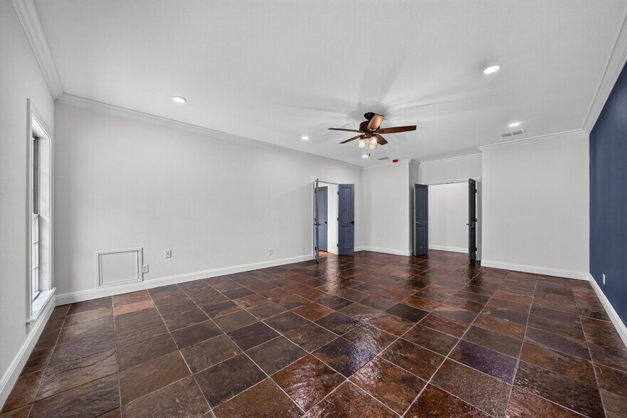 More Photos Of 2234 Highway 90 w, Castroville Flex For Sale