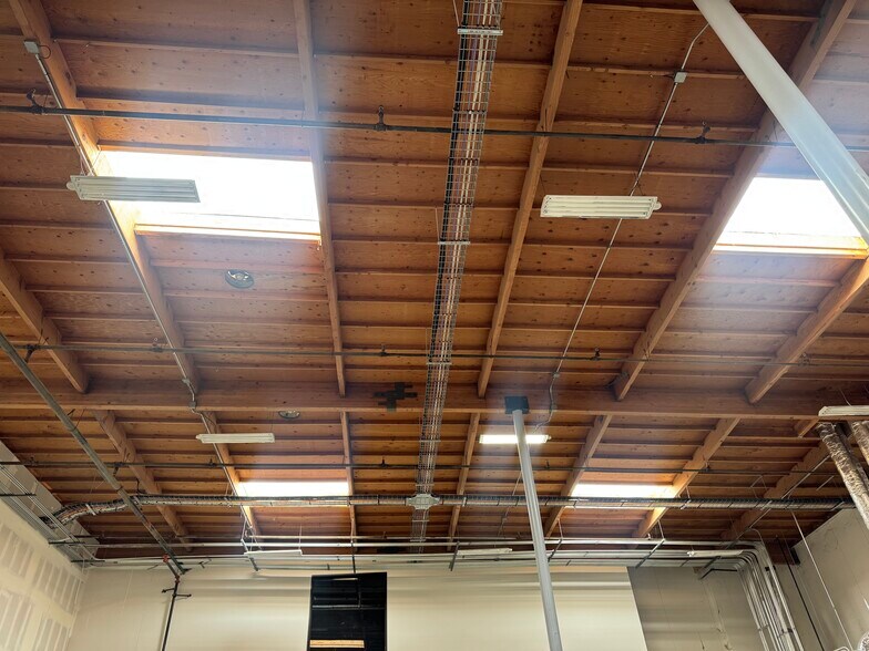 More Photos Of 2150 N Trabajo Dr, Oxnard Warehouse For Lease