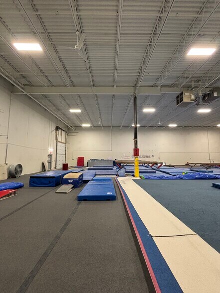 More Photos Of 1018 Tri-State Pky, Gurnee Warehouse For Lease