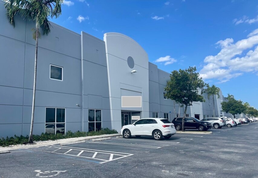 More Photos Of 10811-11199 NW 122nd St, Medley Warehouse For Lease