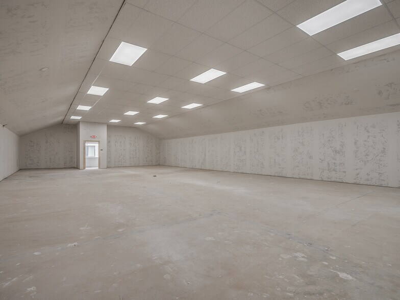 More Photos Of 4403-4411 SW 3rd St, Oklahoma City Showroom For Lease