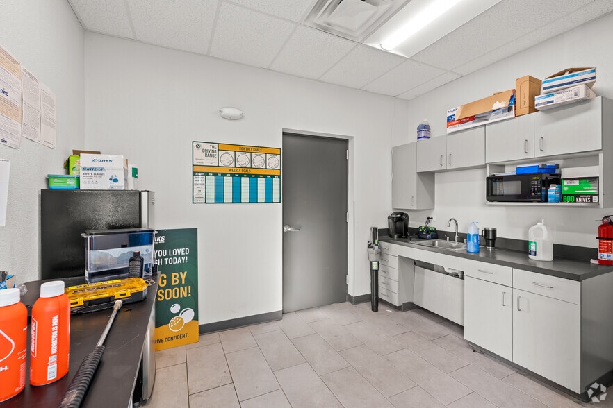 More Photos Of 820 NE Alsbury Blvd, Burleson Carwash For Sale