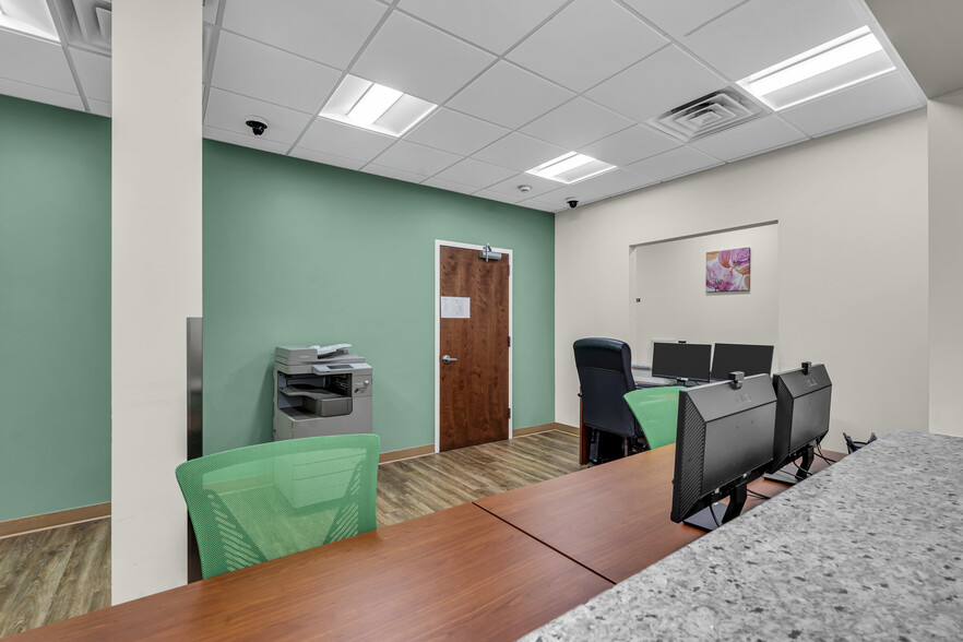 More Photos Of 500 Park Ave, Manalapan Township Medical For Lease