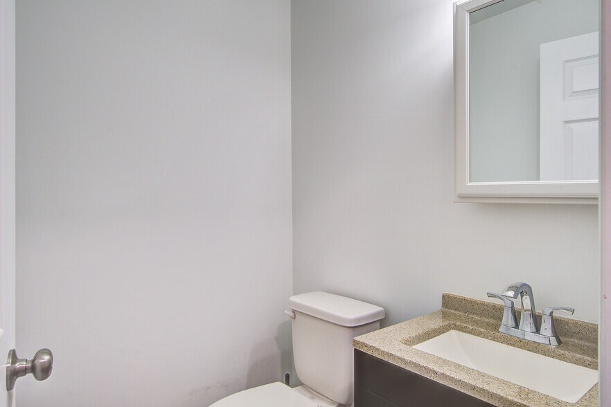 More Photos Of 500 N Pine St, Summerville Office For Sale