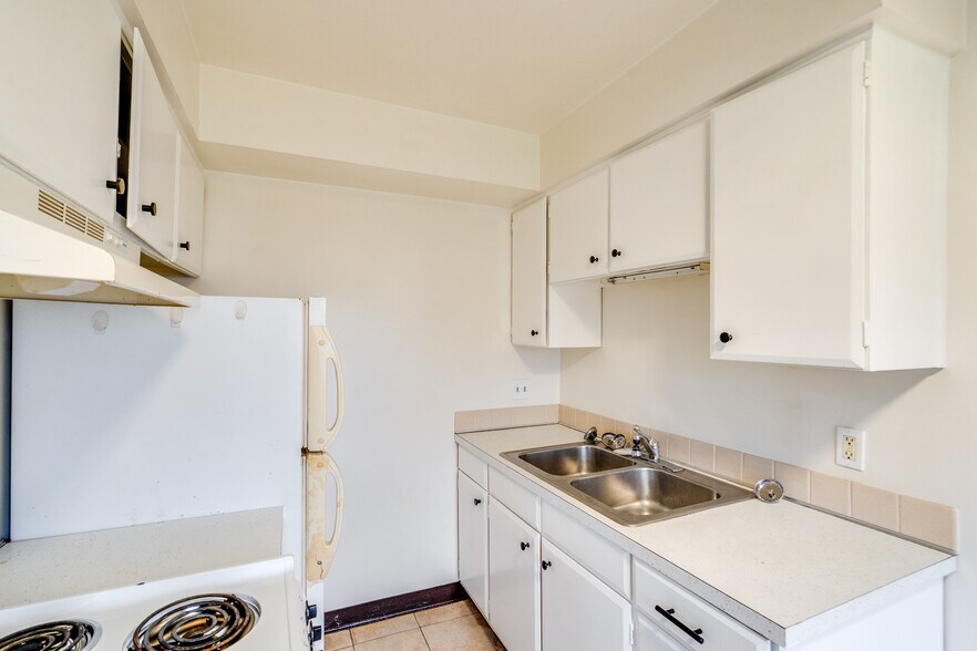 More Photos Of 2615 Ellet Ave, Akron Apartments For Sale