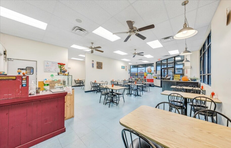 More Photos Of 119 E Cleveland Ave, Vinton Freestanding For Lease