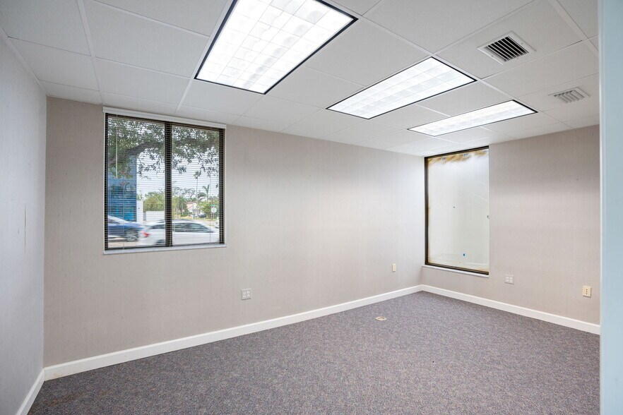 More Photos Of 2501 S Tamiami Trl, Sarasota Office For Lease
