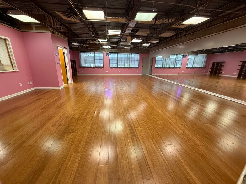 More Photos Of 6251 US Highway 19 N, Pinellas Park Showroom For Lease
