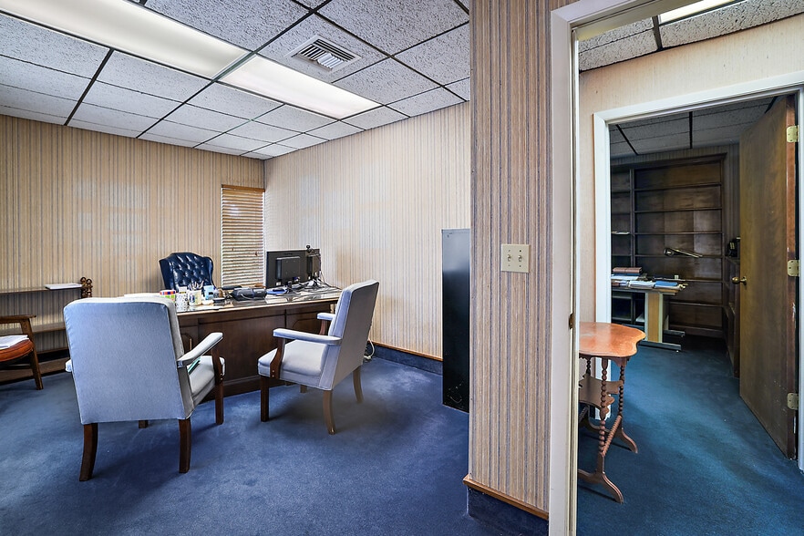 More Photos Of 400 Webster St, Leesburg Office For Lease