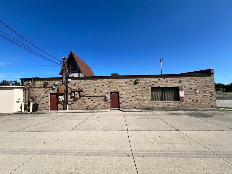 More Photos Of 22001-22027 Kelly Rd, Eastpointe Office For Lease