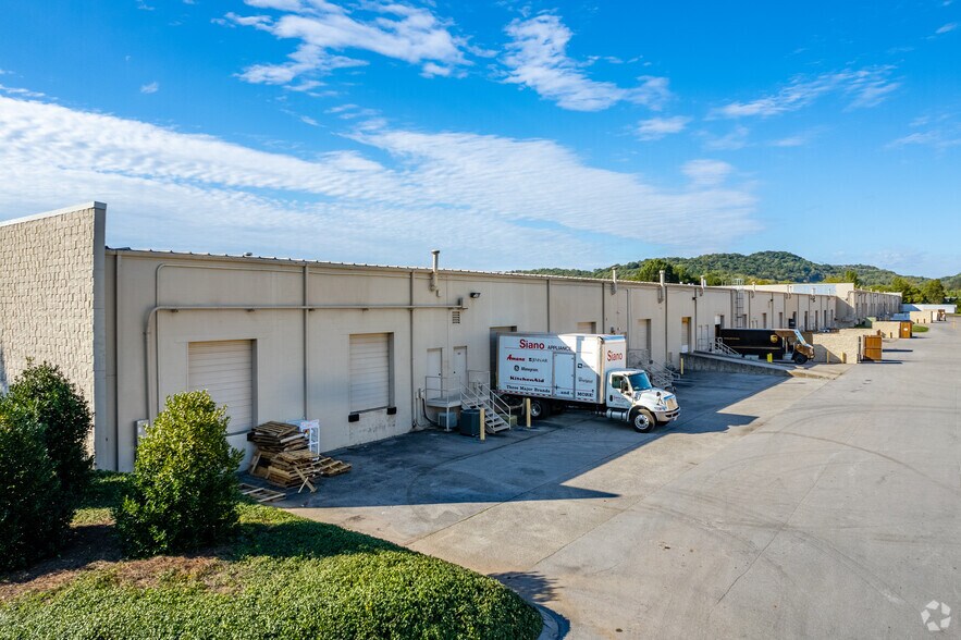 More Photos Of 7106 Crossroads Blvd, Brentwood Warehouse For Lease