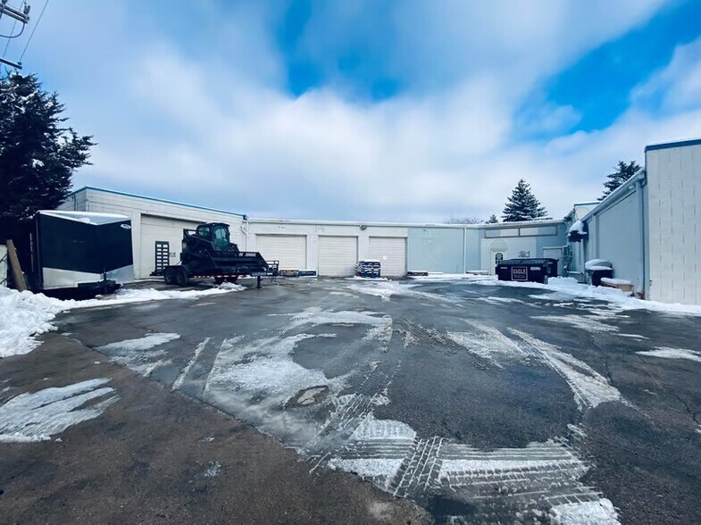 More Photos Of 4230 W Loomis Rd, Greenfield Showroom For Lease