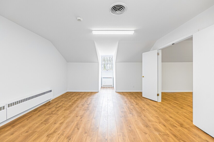 More Photos Of 2100 Oak Tree Rd, Edison Bank For Lease