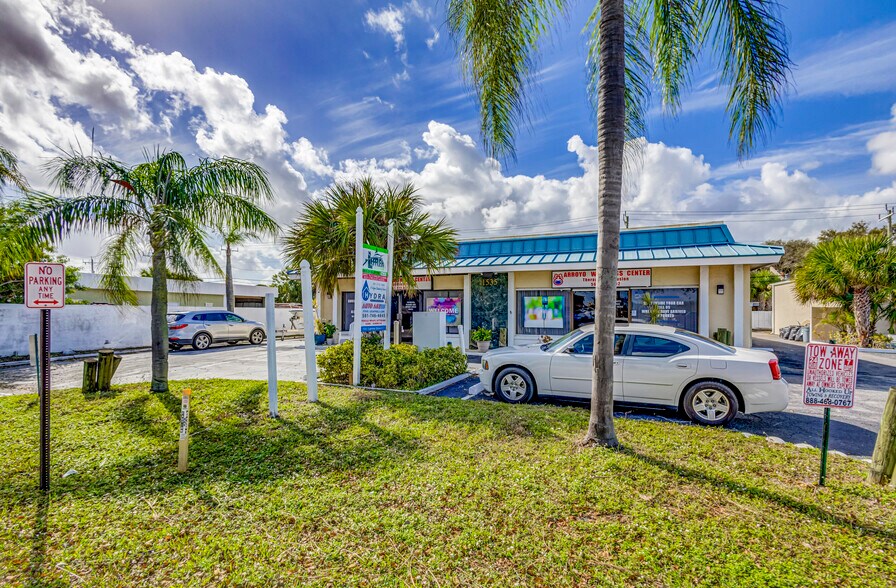 More Photos Of 1516 Cypress Dr, Jupiter Light Distribution For Lease