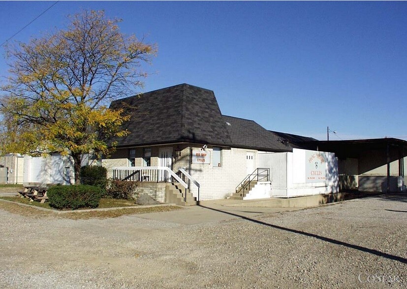 More Photos Of 10691 Kenwood Rd, Cincinnati Showroom For Lease