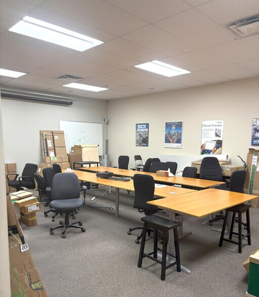 More Photos Of 5334 Lougheed Hwy, Burnaby Warehouse For Lease