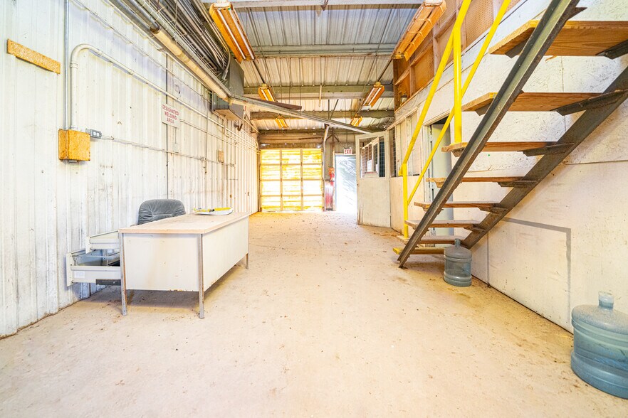 More Photos Of 220 Progress Blvd, Longview Warehouse For Lease