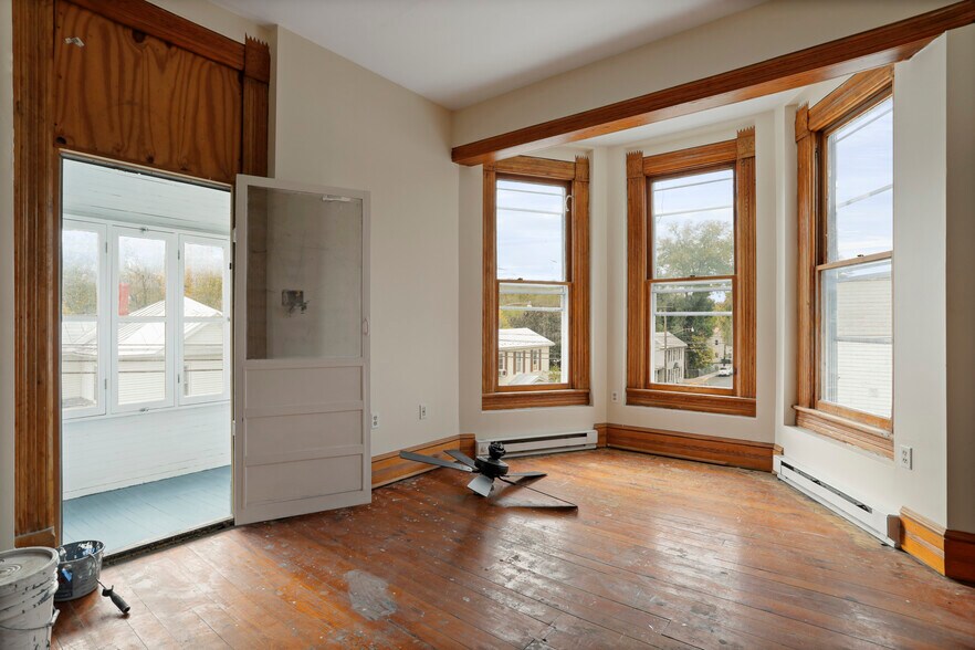 More Photos Of 102-104 N Main St, Edinburg Storefront Retail Residential For Sale