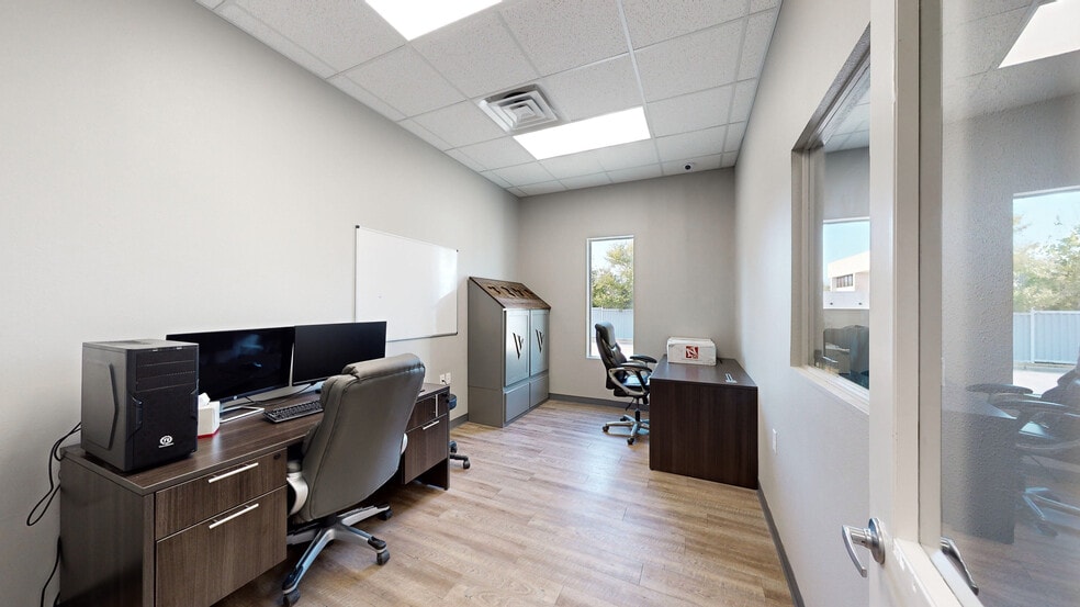 More Photos Of 1003 N Earl Rudder Fwy, Bryan Office For Sale