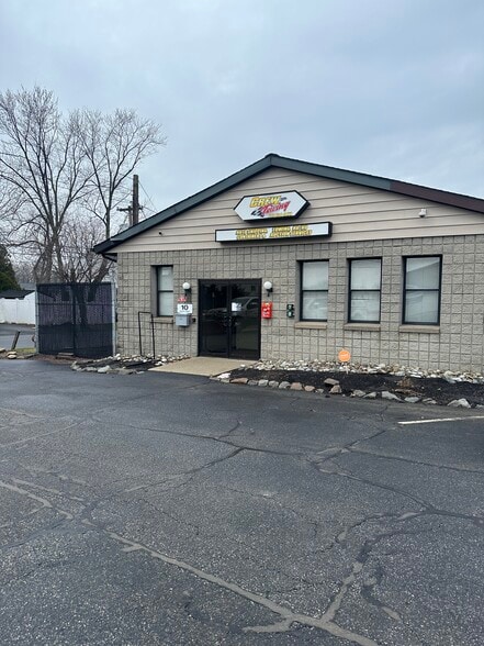 More Photos Of 10 Liberty St, Edison Warehouse For Lease