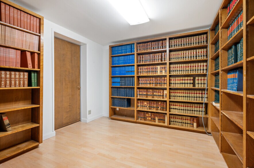 More Photos Of 207 Edgar St, Seattle Office For Sale