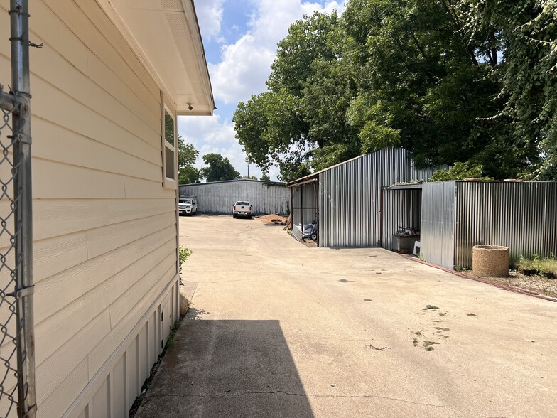 More Photos Of 1608 Tantor Rd, Dallas Distribution For Sale