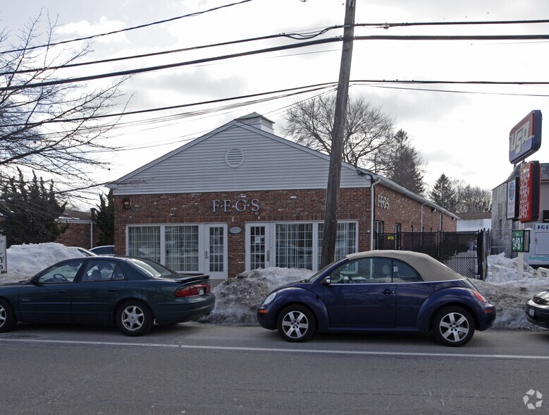 More Photos Of 220 Main St, Center Moriches Medical For Lease