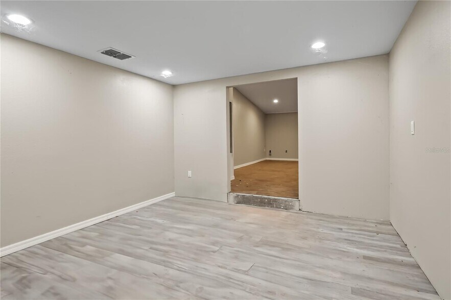 More Photos Of 1049 E Myers Blvd, Groveland Warehouse For Sale