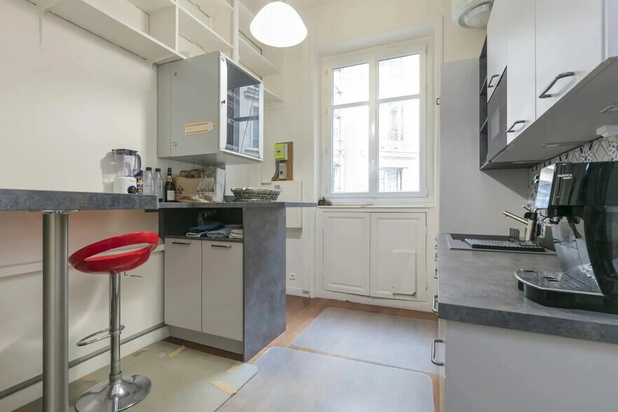 More Photos Of 51 Rue Jean-Jacques Rousseau, Paris Office For Sale