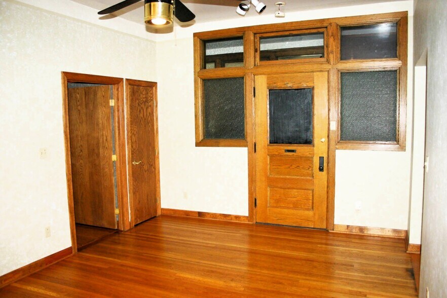 More Photos Of 25-27 N Washington St, Ypsilanti General Retail For Sale