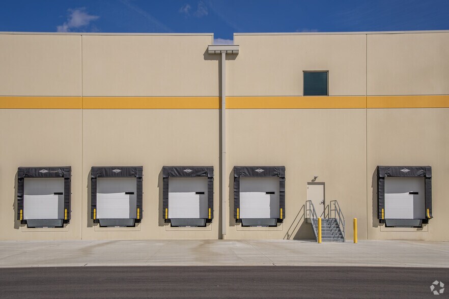 More Photos Of 975 Lordship Blvd, Stratford Warehouse For Lease